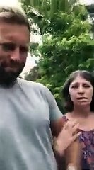 Mãe com demência começa a reconhecer o filho enquanto canta com ele durante um passeio