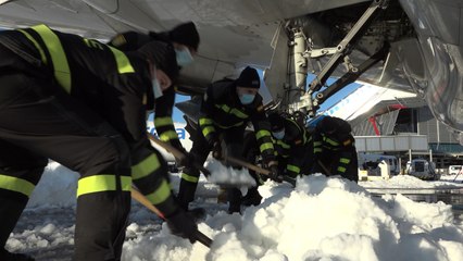 Descargar video: La UME retira nieve en el Aeropuerto de Madrid tras el paso de 'Filomena'