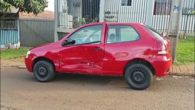 Carros colidem no cruzamento da Rua Altemar Dutra com a Avenida das Pombas