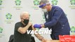 Joe Biden reçoit sa 2e dose du vaccin Pfizer/BioNTech devant les caméras