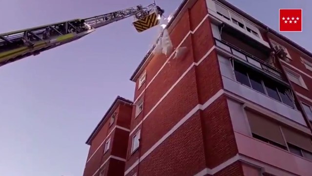 Bomberos de la Comunidad de Madrid retiran nieve de los tejados