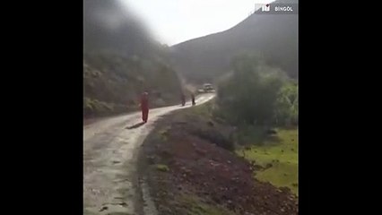 Bingöl'deki deprem sonrası bir de heyelan oldu! O anlar böyle kaydedildi