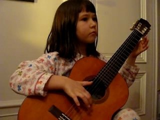 Jeanne à la guitare pour "Doucement, les basses ..."