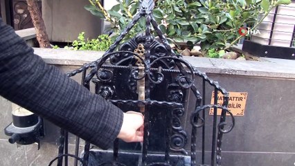 Üsküdar’da garip çeşme görenleri hayrete düşürdü