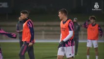 El Real Madrid entrena en Málaga arropado por algunos aficionados