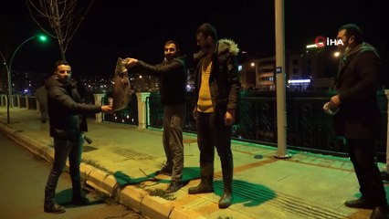 Polis ‘Zehirli Olabilir’ Diye Uyardı, Onlar Fenerle Aydınlatıp Balık Tuttu