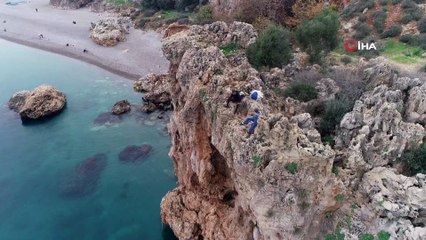 30 metrelik uçurumun kenarında tehlikeli balık avı