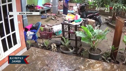 Banjir Surut Warga Mulai Bersih Rumah