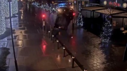 En fuyant la police il fonce dans une borne rétractable