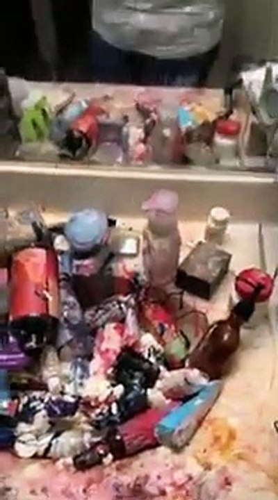 Des enfants ont joué avec le maquillage