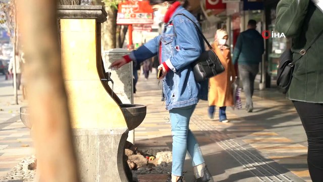 Esnaftan ilginç sosyal deney: Açık musluğu kapatanlara gül dağıttı