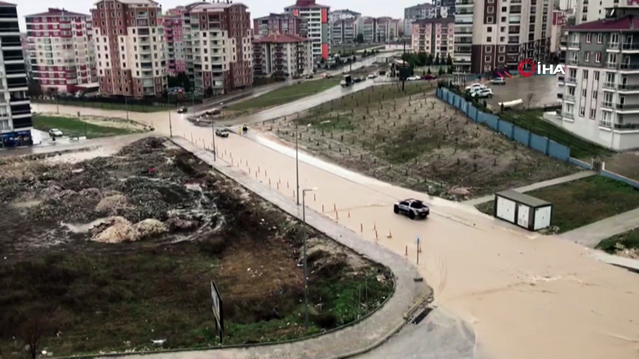 Edirne’de dere taştı, yollar sular altında kaldı