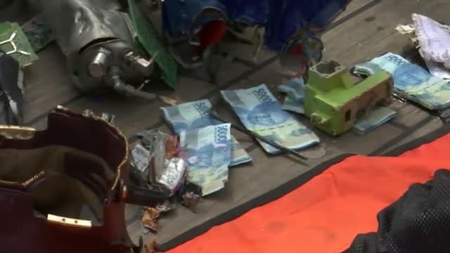 Localizan las cajas negras del avión accidentado en Indonesia