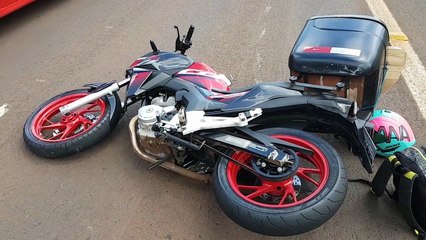 Trabalhador cai de moto após se enroscar em fio de telefonia