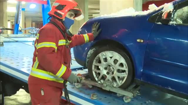 Sin parar de recoger vehículos cuatro días después