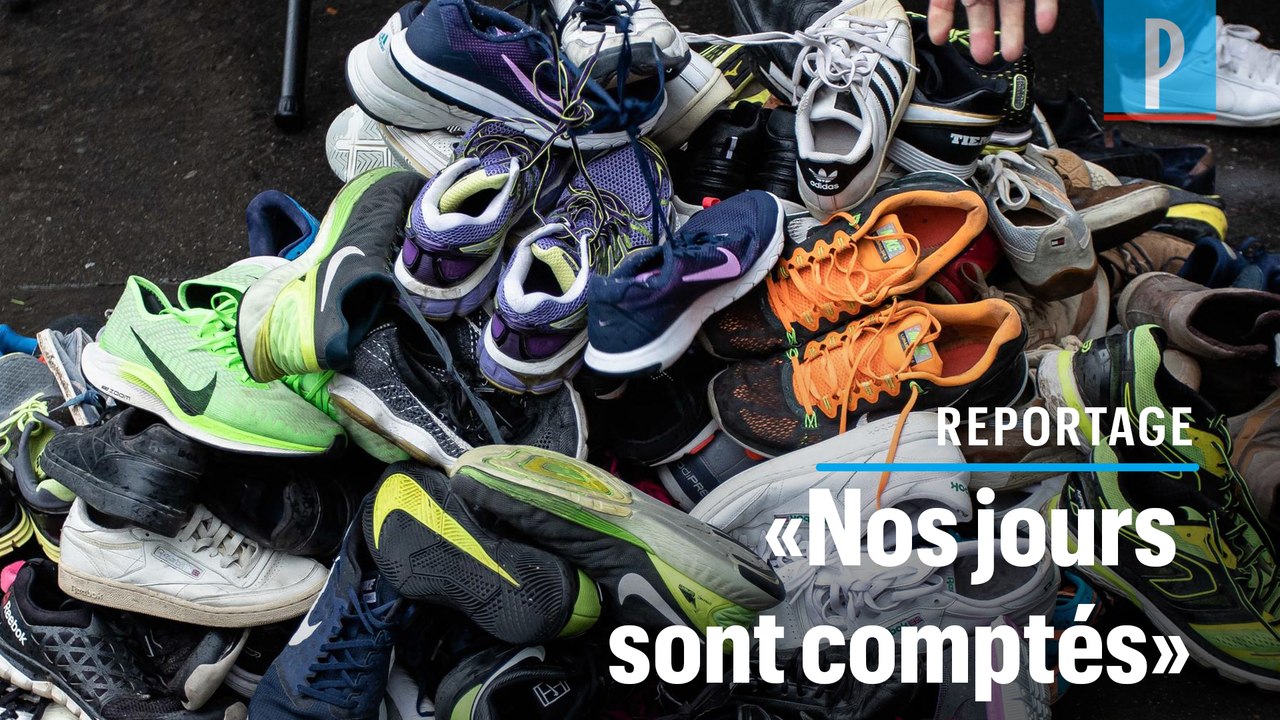 Les salles de sport manifestent en jetant des baskets devant l'Assemblée nationale