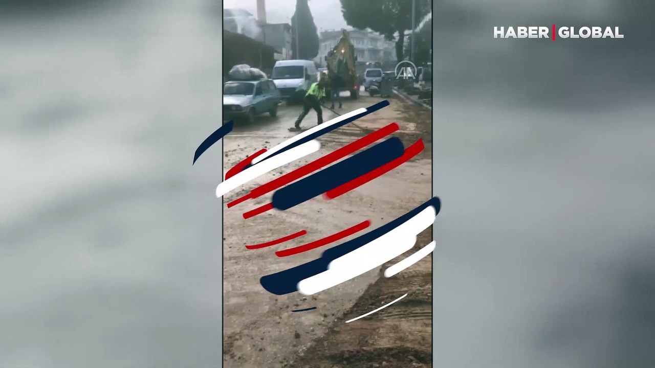 Kürekle yolu temizleyen polis sosyal medyada takdir topladı