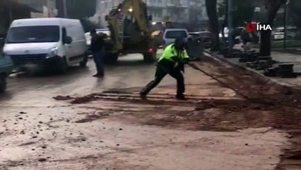 Polis, kürekle yolu temizledi