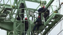 Reportage - Des travaux d'entretien sur le pylône du téléphérique de la Bastille