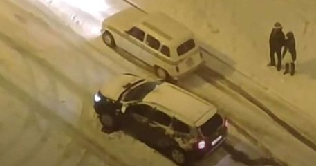 Intempéries à Madrid : une Renault 4L ridiculise un SUV sur une route enneigée