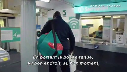 Omar Sy pose une affiche de Lupin dans le métro