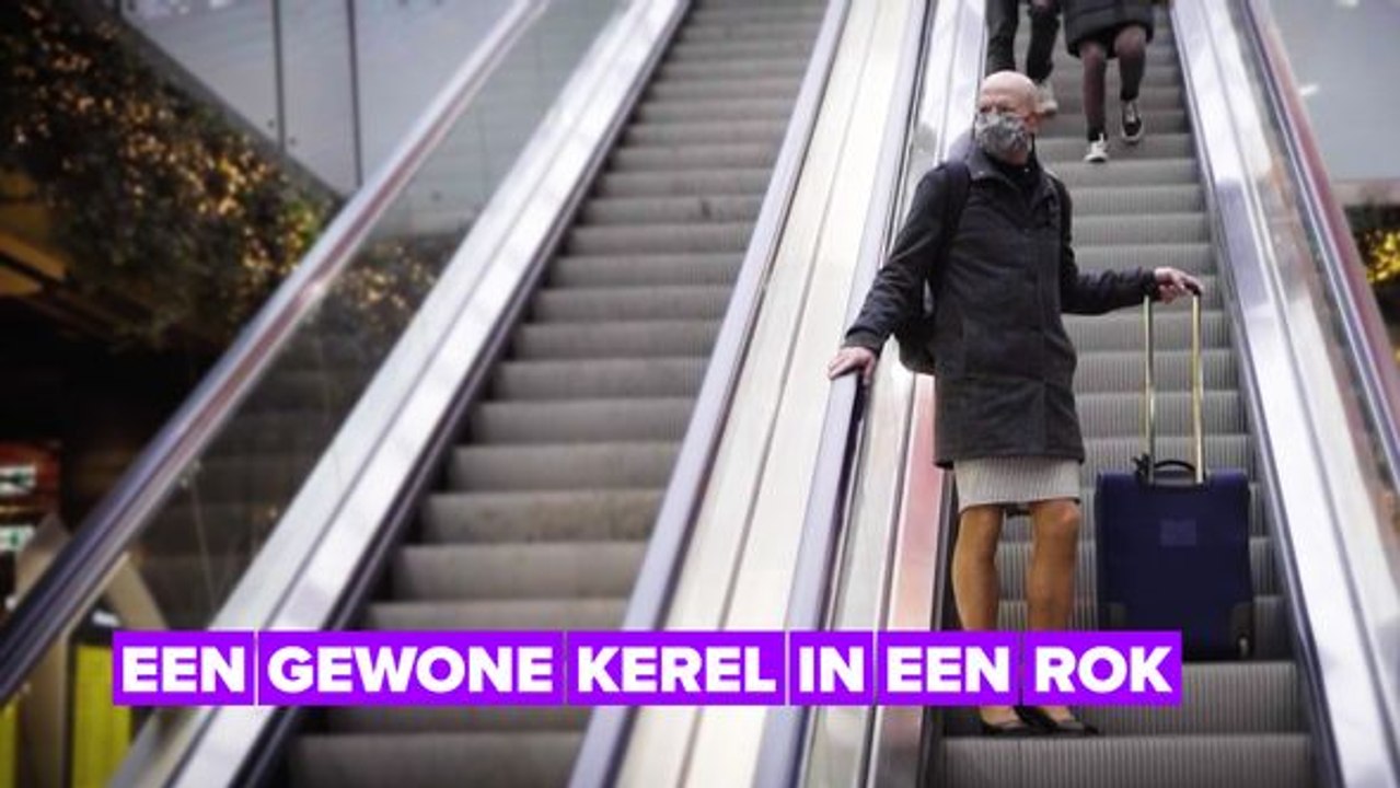 Sta alleen - man in rok