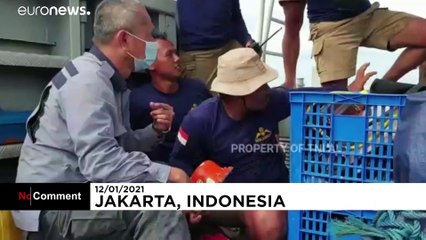 Endonezyalı dalgıçlar düşen uçağın kara kutusunu buldu