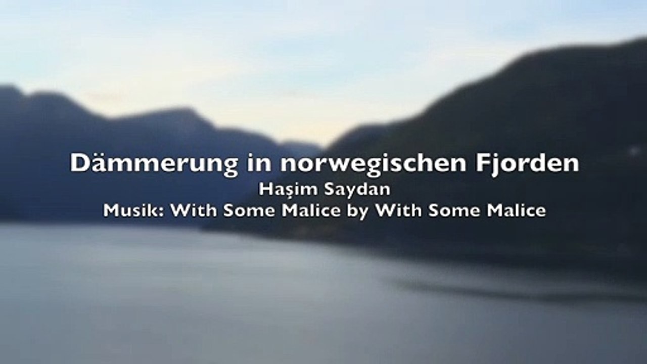 Dämmerung in norwegischen Fjorden