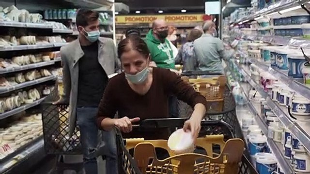 اللبنانيون يتهافتون على المواد الغذائية قبيل الإقفال الشامل