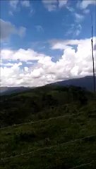 Il admire la vue depuis le sommet d'une montagne mais ne s'attendait pas à ça