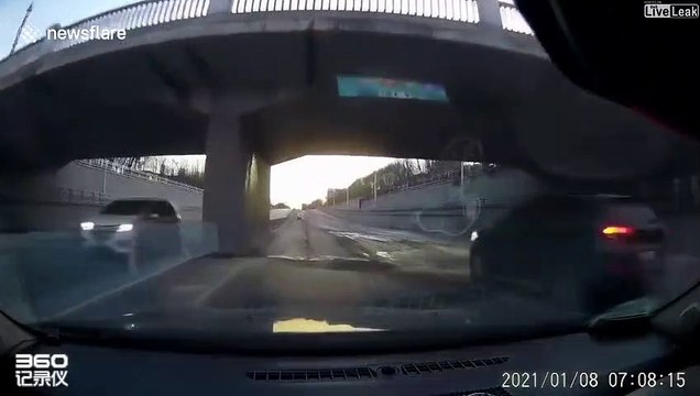 Cet automobiliste se fait éclabousser le pare-brise et l'eau gèle instantanément... Moment terrifiant