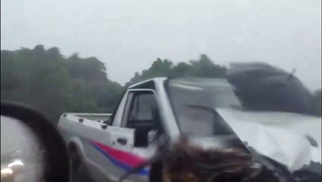 Duas carretas e uma Pampa se envolvem em acidente na BR-277, próximo ao trevo de Vera Cruz do Oeste