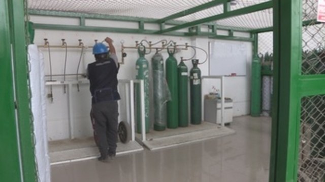 Trece amigos le dan oxígeno a las víctimas de covid en Perú