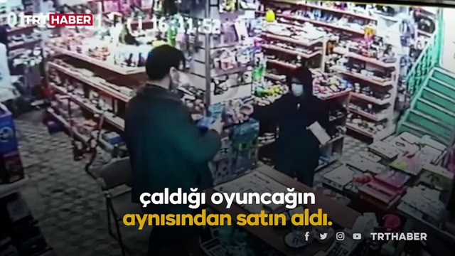 Oyuncak dükkanındaki hırsızlık güvenlik kamerasında