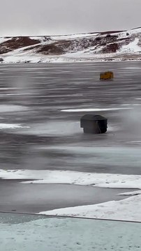 Les vents sont tellement forts sur le Lac Pelletier qu'ils emportent les caravanes de pêcheurs