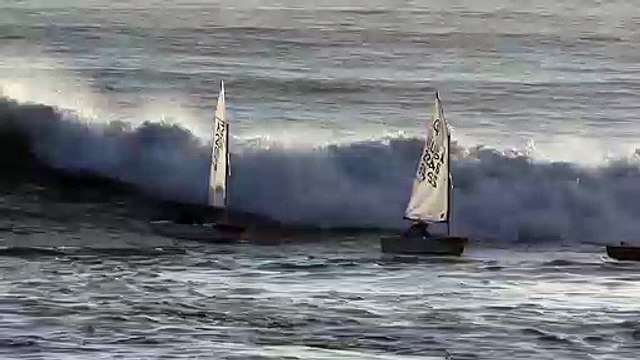 Ce cours de voile tourne mal au moment où une série de grosses vagues débarque sans prévenir