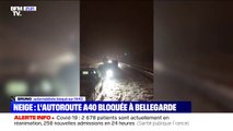 Cet automobiliste est bloqué sur l'A40, au niveau de Bellegarde-sur-Valserine, à cause de fortes chutes de neige