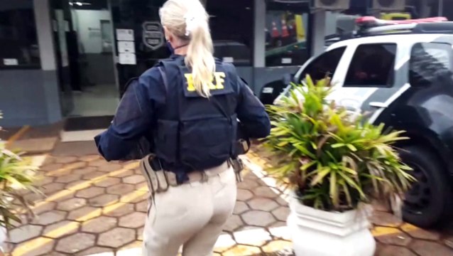 Carga de maconha e skunk e Toyota RAV-4 apreendidos pela PRF são levada à 15ª SDP