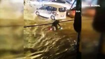İzmir'i sağanak vurdu! Araçlar sürüklendi, birçok evi su bastı