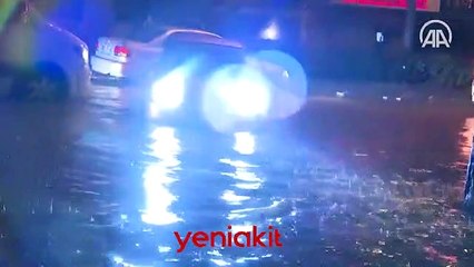 İzmir'i sel aldı! Caddeler göle döndü
