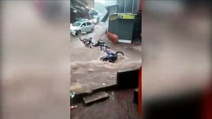 Vídeos mostram enxurrada arrastando motocicletas por ruas de Ciudad Del Este, no Paraguai