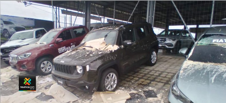 tn7-Video Fuertes-vientos-provocan-caída-de-rótulo-sobre-vehículos-120121