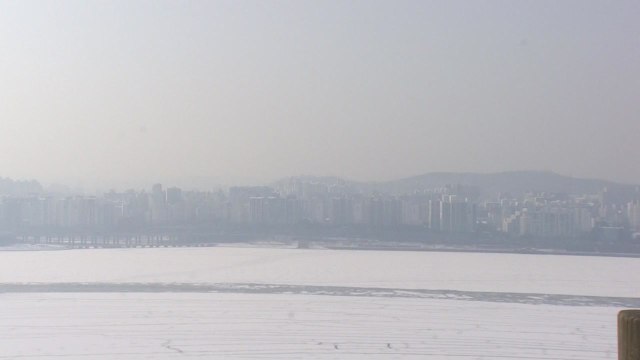 [날씨] 이례적 황사에 스모그까지...영동 강풍에 산불 비상 / YTN