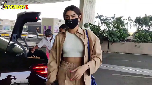 Boney Kapoor Jets Off To Delhi Along With Khushi Kapoor Spotted at the Airport | SpotboyE