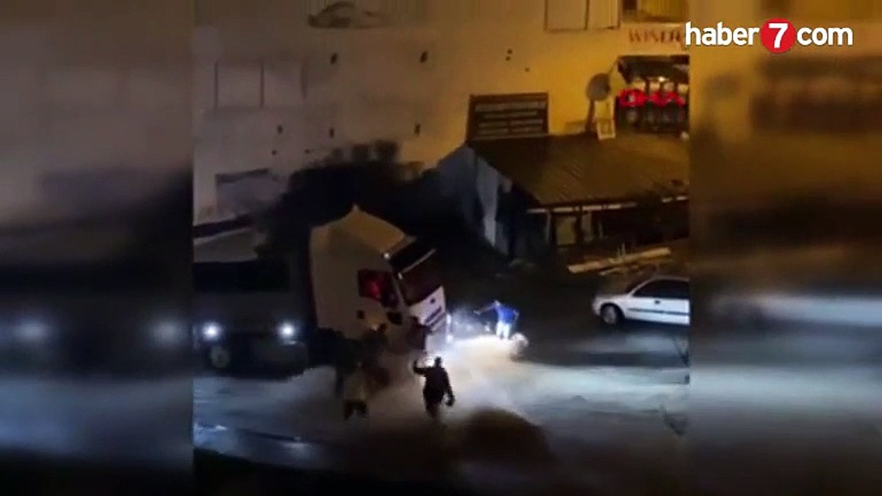 Selde sürüklenen kadının kurtarılma anı kamerada