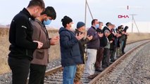 Tren raylarına sıralanan köylülerden 'kar' duası