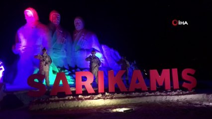 90 bin asker anısına yapılan kardan heykeller ışıklandırıldı