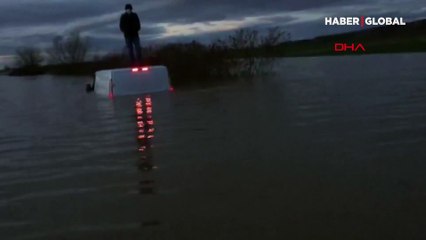 Tunca Nehri taştı, sürücü minibüsün üstünde mahsur kaldı