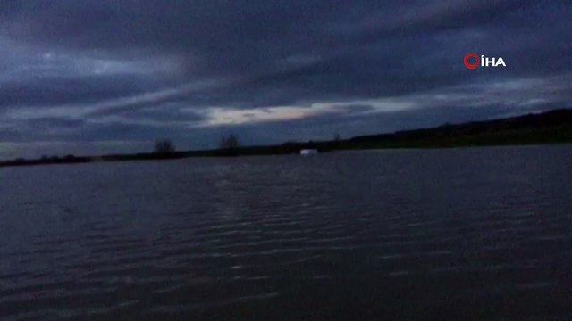 Sel sularına kapılan aracının üstünde kurtarılmayı bekledi