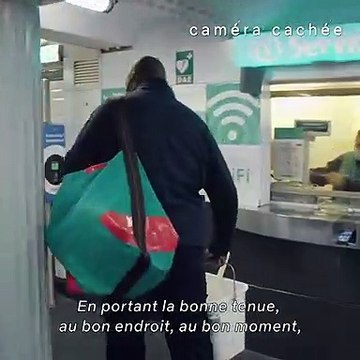 Pour la promotion de Lupin , l’acteur Omar Sy descend dans le métro parisien pour coller incognito des affiches de la série diffusée sur Netflix - VIDEO